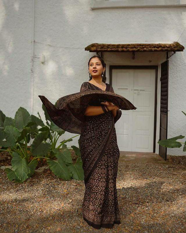 Cotton Linen Saree, Zari Weave, Tassel Edges, Lightweight Festive Summer Wear